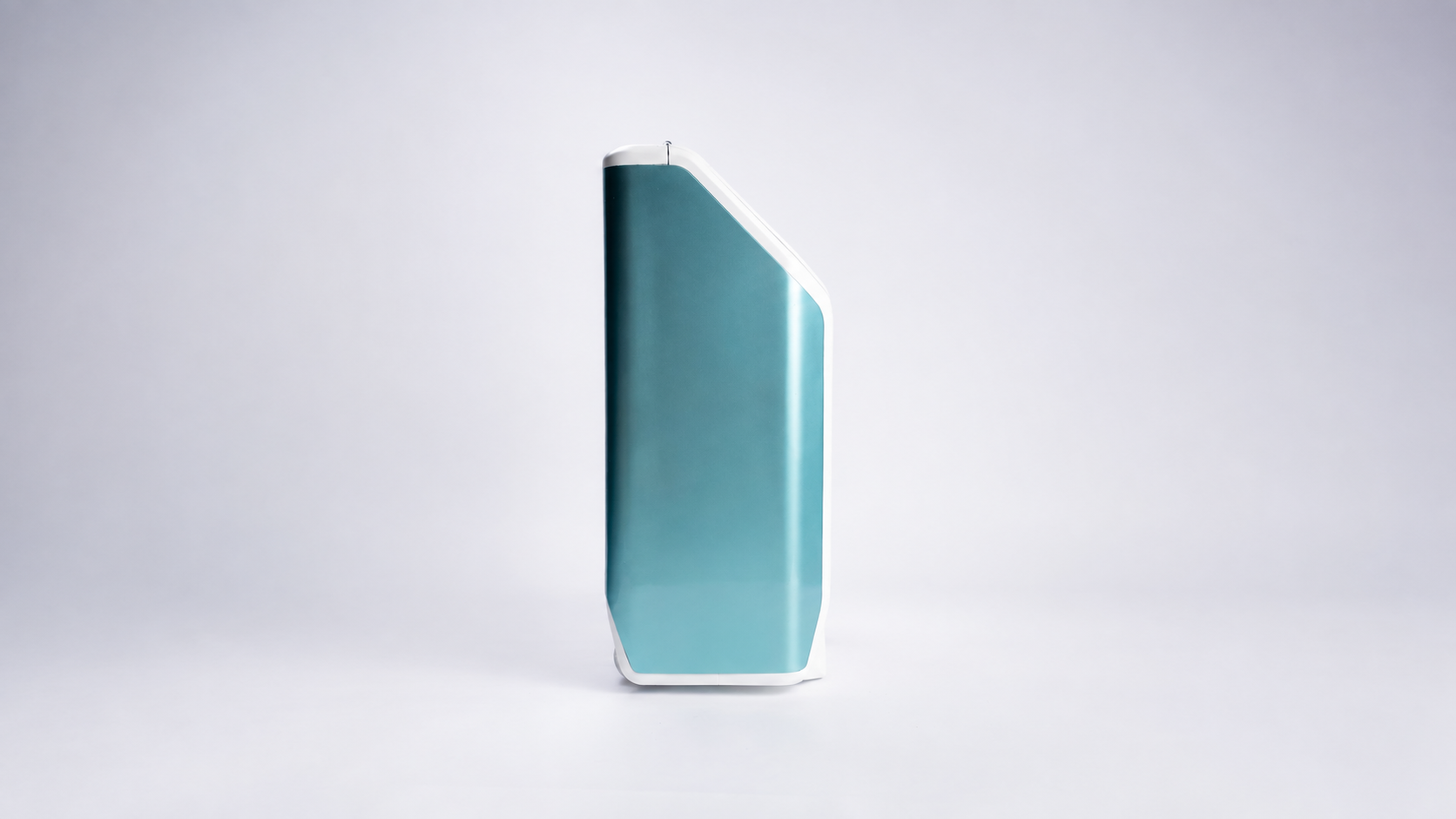 The streamlined side profile of an Ocean Lugadoo suitcase